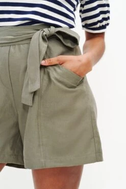 Milo Femme Fête Short - Vetiver -Deals Zesty Vex Store 0341 Milo Short Vetiver 0545 web 892e96c0 84be 44ce b291 1465843bd02a